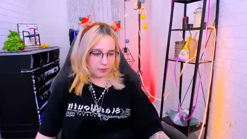 Snapshot of tollimoll chatting on 12.12.24 Tolli Moll online show from 12.12.24