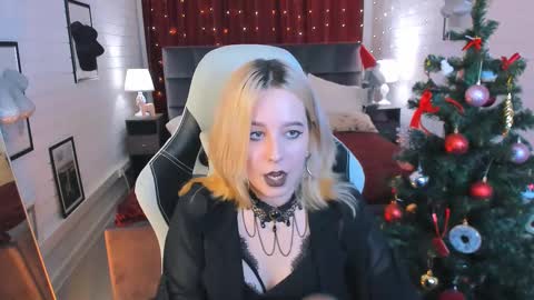 Snapshot of tollimoll chatting on 12.14.24 Tolli Moll online show from 12.14.24