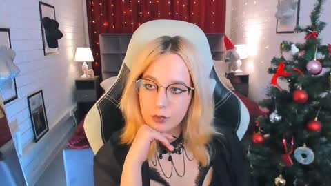 Snapshot of tollimoll chatting on 12.14.24 Tolli Moll online show from 12.14.24