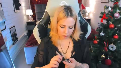 Snapshot of tollimoll chatting on 12.14.24 Tolli Moll online show from 12.14.24