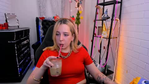 Snapshot of tollimoll chatting on 12.16.24 Tolli Moll online show from 12.16.24