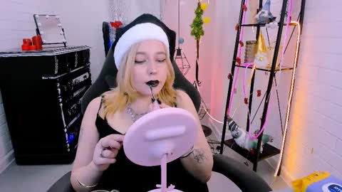 Snapshot of tollimoll chatting on 12.17.24 Tolli Moll online show from 12.17.24