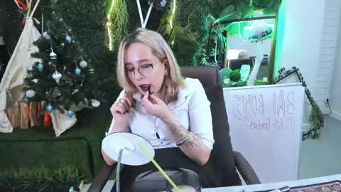 Snapshot of tollimoll chatting on 12.19.24 Tolli Moll online show from 12.19.24