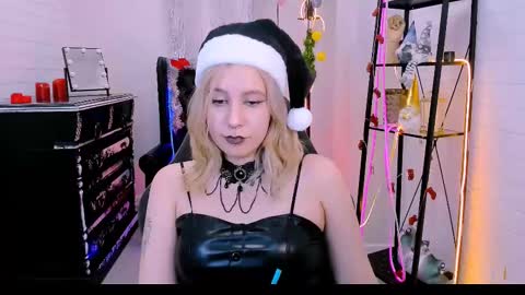 Snapshot of tollimoll chatting on 12.21.24 Tolli Moll online show from 12.21.24