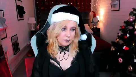 Snapshot of tollimoll chatting on 12.23.24 Tolli Moll online show from 12.23.24