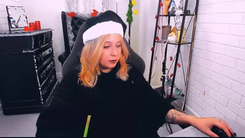 Snapshot of tollimoll chatting on 12.24.24 Tolli Moll online show from 12.24.24