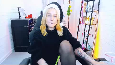 Snapshot of tollimoll chatting on 12.26.24 Tolli Moll online show from 12.26.24