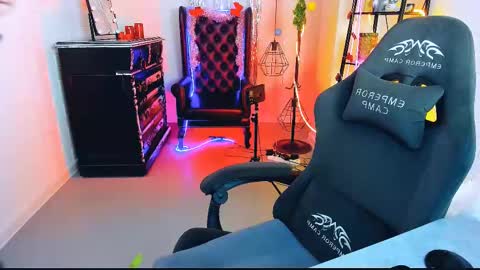 Snapshot of tollimoll chatting on 12.27.24 Tolli Moll online show from 12.27.24