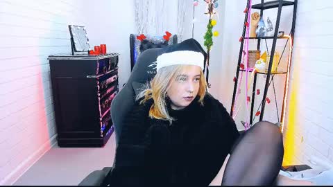 Snapshot of tollimoll chatting on 12.27.24 Tolli Moll online show from 12.27.24