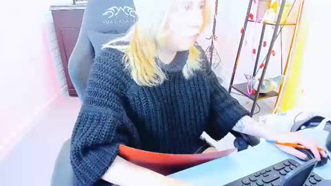 Snapshot of tollimoll chatting on 12.27.24 Tolli Moll online show from 12.27.24