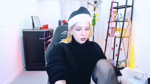 Snapshot of tollimoll chatting on 12.28.24 Tolli Moll online show from 12.28.24