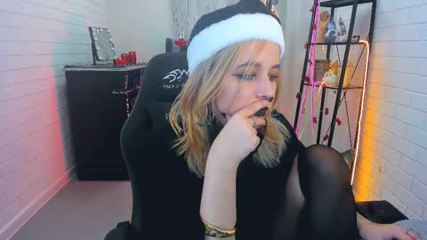 Snapshot of tollimoll chatting on 12.28.24 Tolli Moll online show from 12.28.24