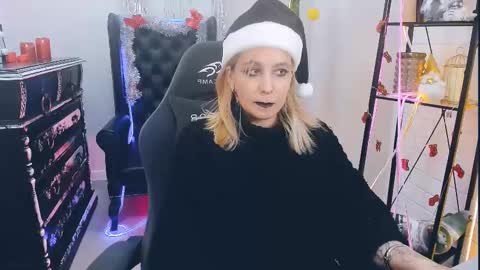 Snapshot of tollimoll chatting on 12.28.24 Tolli Moll online show from 12.28.24