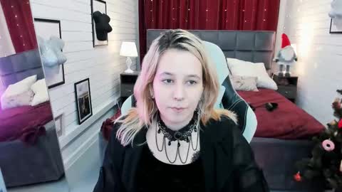 Snapshot of tollimoll chatting on 01.01.25 Tolli Moll online show from 01.01.25