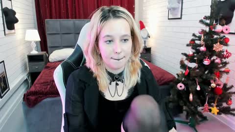 Snapshot of tollimoll chatting on 01.01.25 Tolli Moll online show from 01.01.25