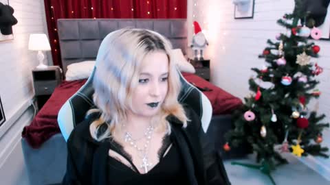 Snapshot of tollimoll chatting on 01.02.25 Tolli Moll online show from 01.02.25