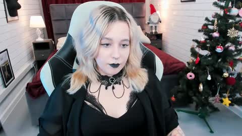 Snapshot of tollimoll chatting on 01.03.25 Tolli Moll online show from 01.03.25