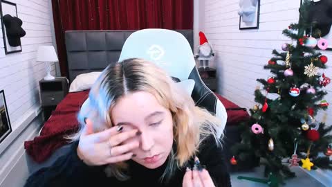 Snapshot of tollimoll chatting on 01.06.25 Tolli Moll online show from 01.06.25