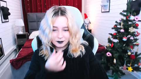 Snapshot of tollimoll chatting on 01.06.25 Tolli Moll online show from 01.06.25