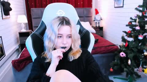 Snapshot of tollimoll chatting on 01.06.25 Tolli Moll online show from 01.06.25