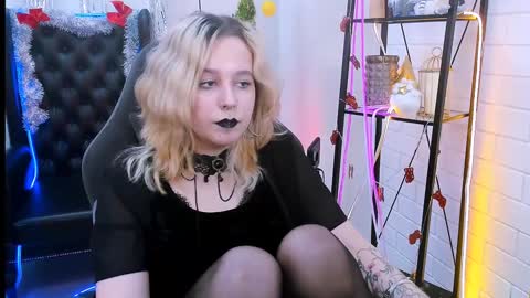 Snapshot of tollimoll chatting on 01.09.25 Tolli Moll online show from 01.09.25