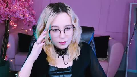 Snapshot of tollimoll chatting on 01.14.25 Tolli Moll online show from 01.14.25