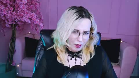 Snapshot of tollimoll chatting on 01.14.25 Tolli Moll online show from 01.14.25