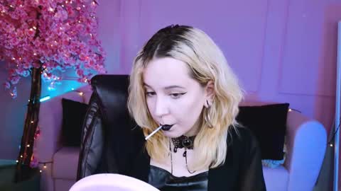 Snapshot of tollimoll chatting on 01.14.25 Tolli Moll online show from 01.14.25