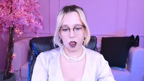 Snapshot of tollimoll chatting on 01.15.25 Tolli Moll online show from 01.15.25