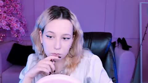 Snapshot of tollimoll chatting on 01.18.25 Tolli Moll online show from 01.18.25