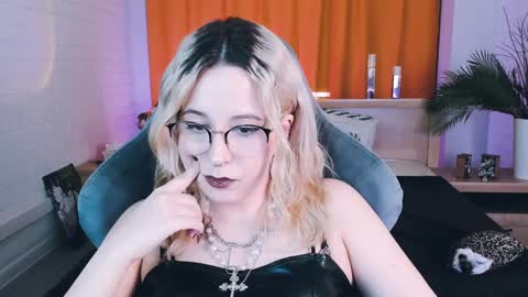 Snapshot of tollimoll chatting on 01.19.25 Tolli Moll online show from 01.19.25