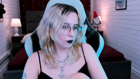 Snapshot of tollimoll chatting on 01.20.25 Tolli Moll online show from 01.20.25