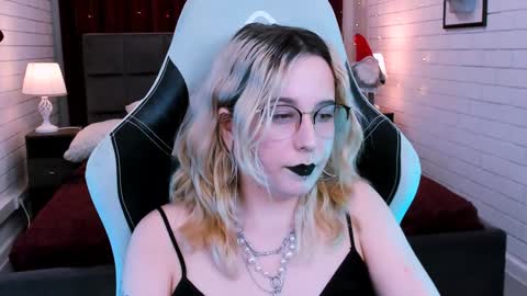 Snapshot of tollimoll chatting on 01.20.25 Tolli Moll online show from 01.20.25