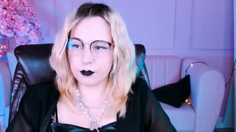 Snapshot of tollimoll chatting on 01.22.25 Tolli Moll online show from 01.22.25