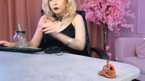 Snapshot of tollimoll chatting on 01.31.25 Tolli Moll online show from 01.31.25