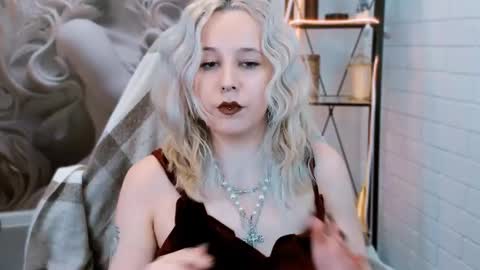 Snapshot of tollimoll chatting on 02.11.25 Tolli Moll online show from 02.11.25