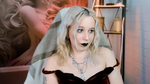 Snapshot of tollimoll chatting on 02.11.25 Tolli Moll online show from 02.11.25