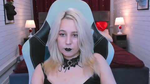 Snapshot of tollimoll chatting on 02.12.25 Tolli Moll online show from 02.12.25