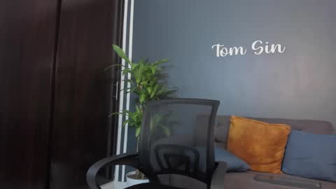 Snapshot of tom_sin_ chatting on 12.31.24 Tom Sin online show from 12.31.24