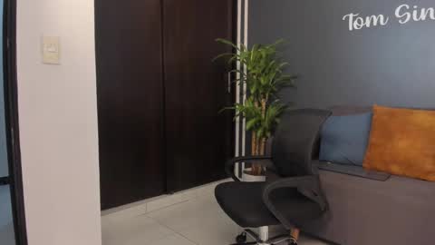 Snapshot of tom_sin_ chatting on 02.05.25 Tom Sin online show from 02.05.25