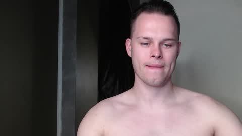 Snapshot of tom_y_ chatting on 10.29.25 Tom online show from 10.29.25