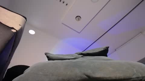   Thomas    online show from 01.18.25