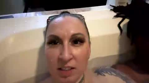 Snapshot of toochillcouple420 chatting on 10.04.25 toochillcouple420 online show from 10.04.25