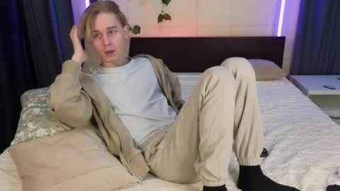 Snapshot of toxicpassion chatting on 12.02.25 Max online show from 12.02.25