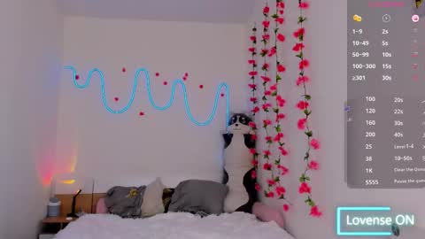 Snapshot of traharaaa chatting on 10.30.25 Ariana and Erik online show from 10.30.25