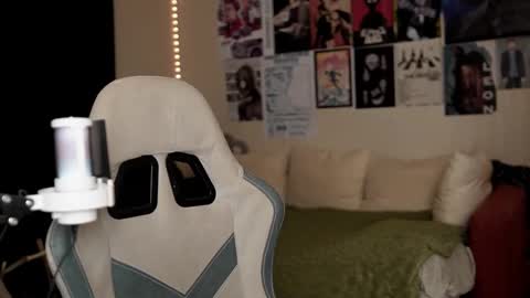 Snapshot of traharaaa chatting on 02.05.26 Ariana and Erik online show from 02.05.26