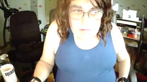 Snapshot of transmtfhello chatting on 05.06.26 Peter online show from 05.06.26