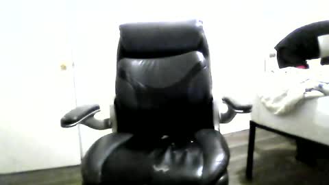 Snapshot of tray713152 chatting on 06.19.26 10Thickness online show from 06.19.26