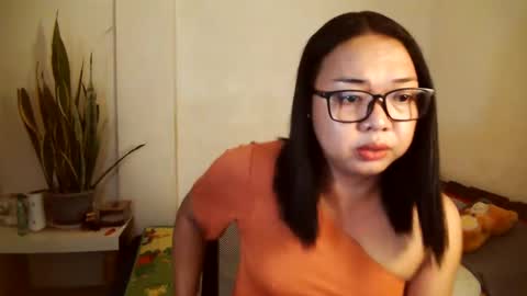 Snapshot of trishakera chatting on 01.05.25 trisha online show from 01.05.25