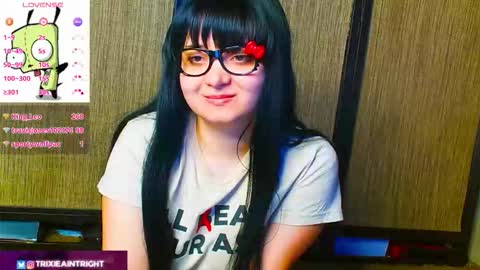 Snapshot of trixiedoescamcam chatting on 10.27.25 trixiedoescamcam online show from 10.27.25